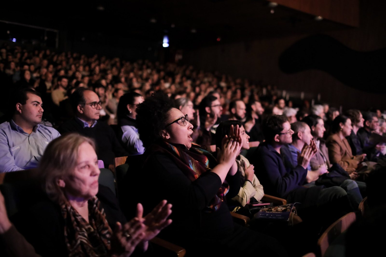 Plateia aplaudindo no Cine Teatro Ouro Verde