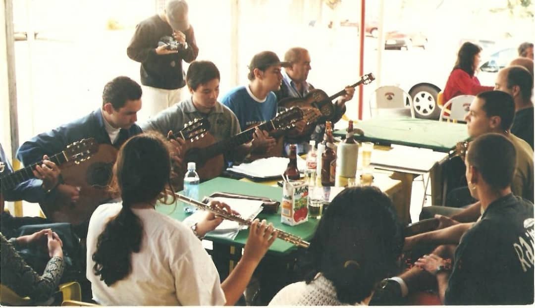 Roda de choro no Bar do Paulista na virada do milênio: violões, flauta e a moçada em volta da mesa