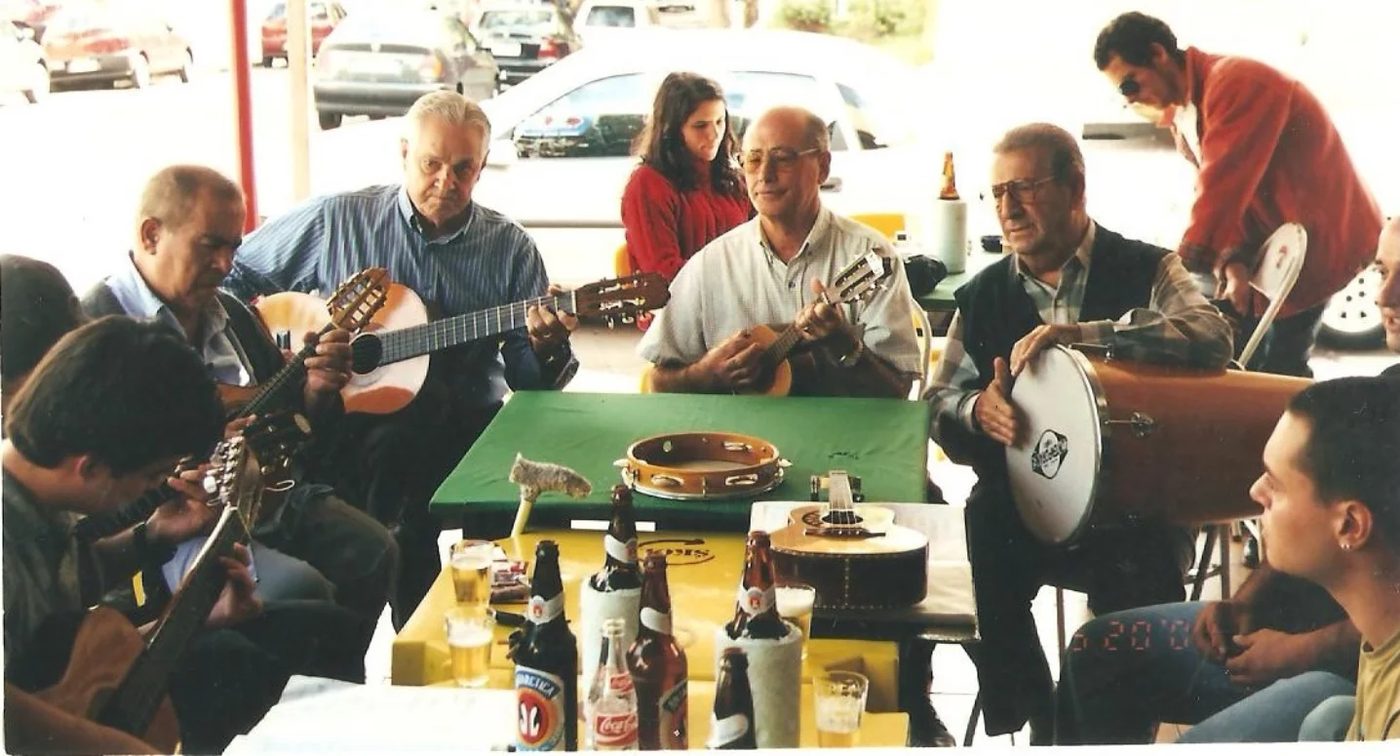 Roda no Bar do Paulista por volta de 2000: a velha guarda com violão, cavaquinho e pandeiro dividindo a mesa com músicos jovens