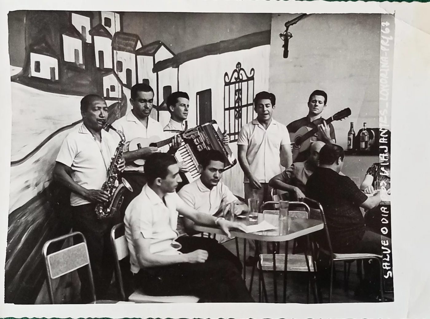 Registro em preto e branco dos chorões nos estúdios da TV Coroados nos anos 1960