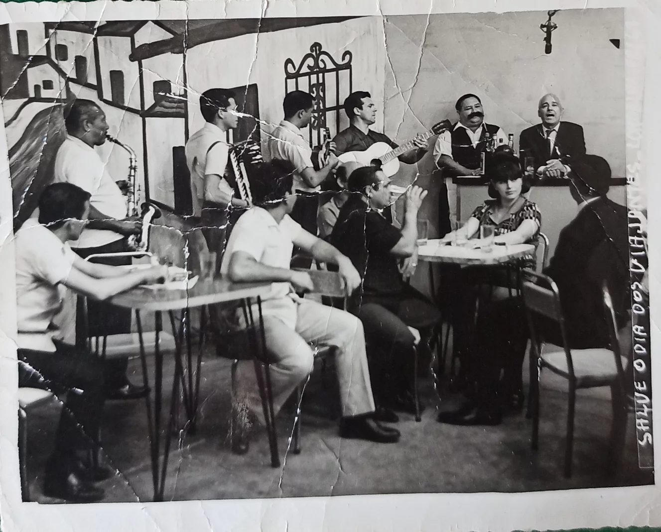 Chorões reunidos em torno de mesas nos estúdios da TV Coroados, anos 1960
