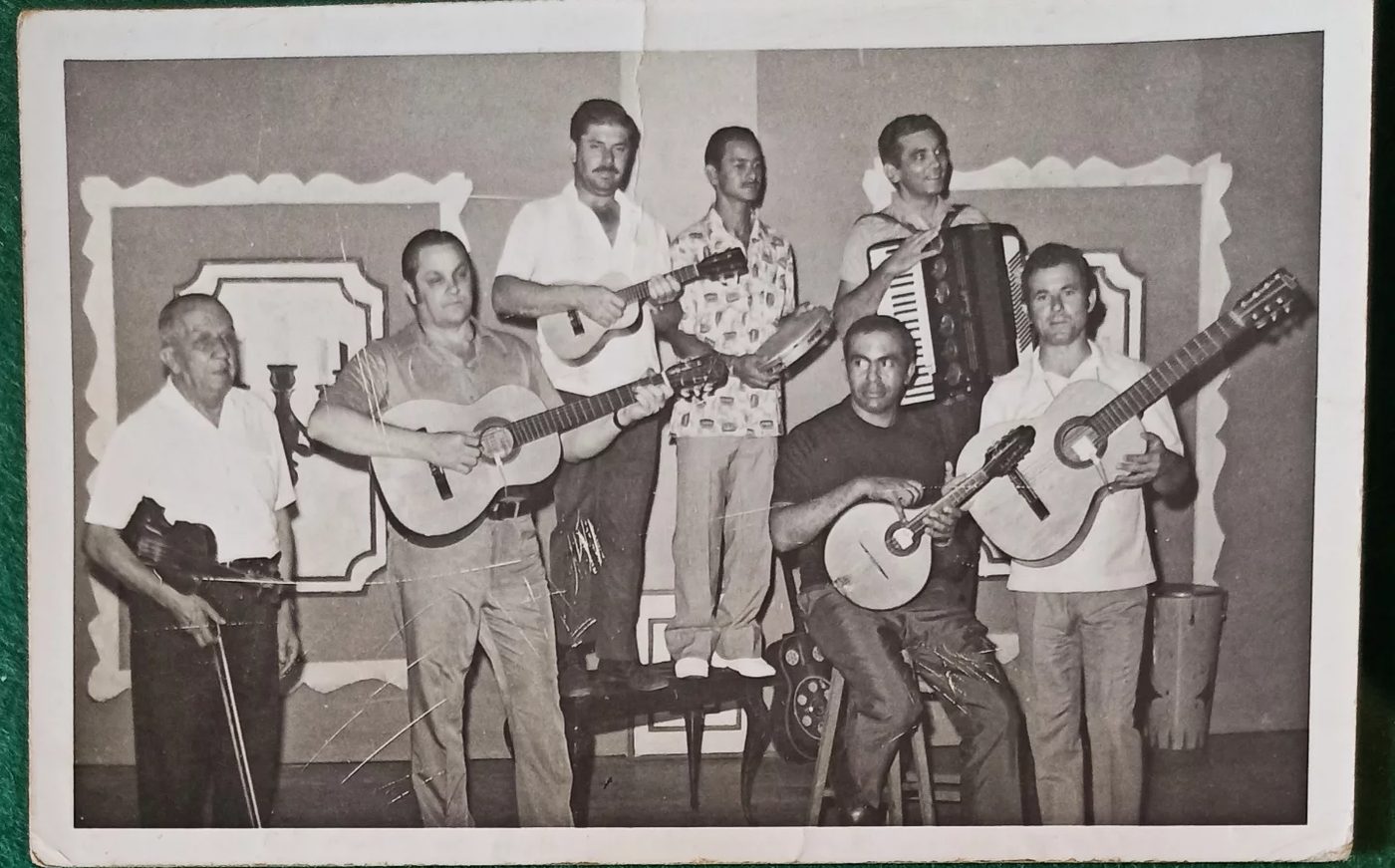 Fotografia emoldurada dos pioneiros do Clube do Choro de Londrina nos estúdios da TV Coroados
